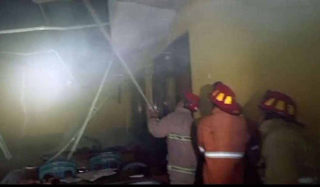 Petugas pemadam kebakaran saat memadamkan api di eks kantor UPTD Pendidikan Kecamatan Arjasa, Jember. (Foto: Dokumentasi saksi)