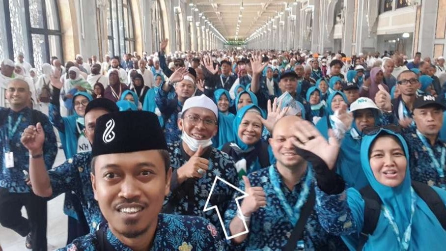 Kiai Ma'ruf Khozin, bersama Jemaah Haji Nurul Hayat (Surabaya) rampung menjalani Tawaf Ifadhah ditemani Ust Mahrus Aly Agiel  dan Ust Heri Latief. (Foto: mk/ngopibareng.id)