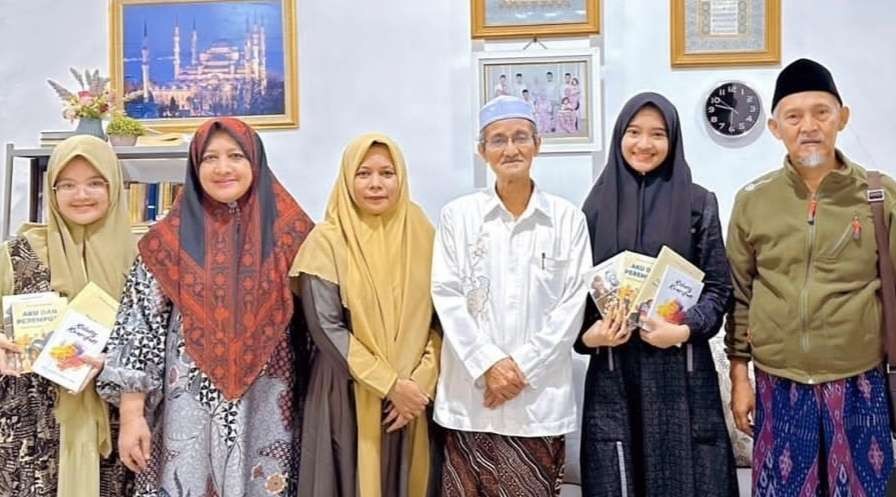 Keluarga KH Husein Muhammad Cirebon dan KH Abdulloh Kafabibih, Pengasuh Ponpes Lirboyo Kediri. (Foto:dok/ngopibareng.id)