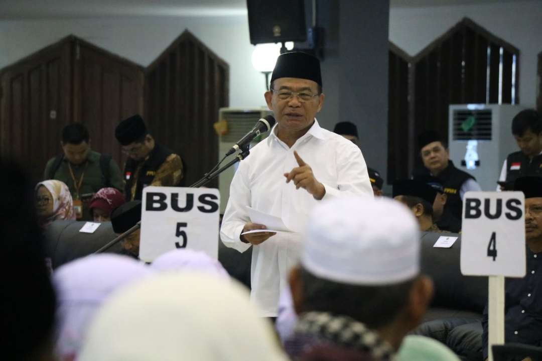 Menko PMK) Muhadjir Effendy menyambut kepulangan Kloter Pertama Jemaah Haji Indonesia Debarkasi Jakarta yang telah tiba di Asrama Haji Pondok Gede. (Foto: Dok MCH 2024)