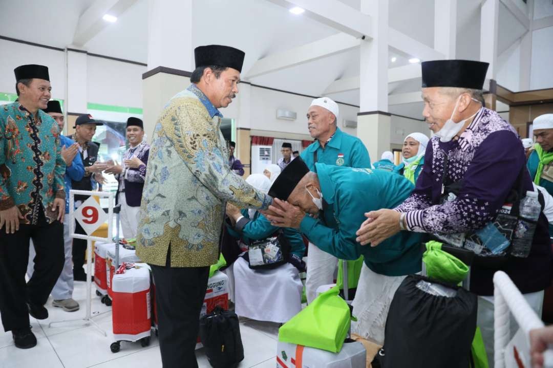 Pj Gubenur Jawa Tengah Nana Sudjana menyambut kedatangan jemaah haji kloter 1 yang tiba di Asrama Haji Donohudan Minggu dinihari, 23 Juni 2024. (Foto: Pemprov Jawa Tengah)