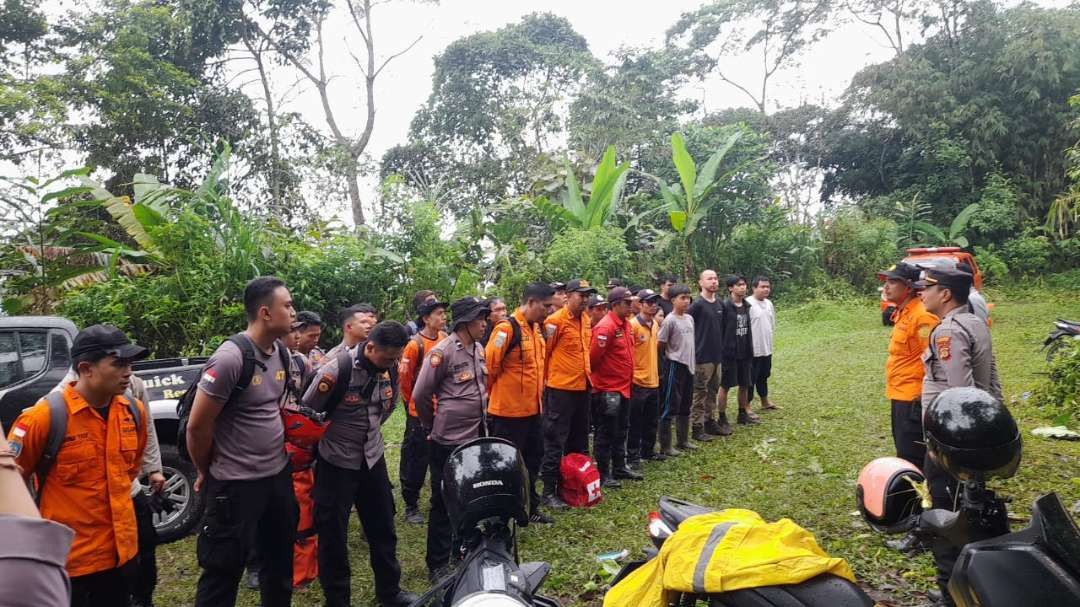 Tim SAR bersiap melakukan evakuasi dua pendaki yang tersesat (foto: istimewa)