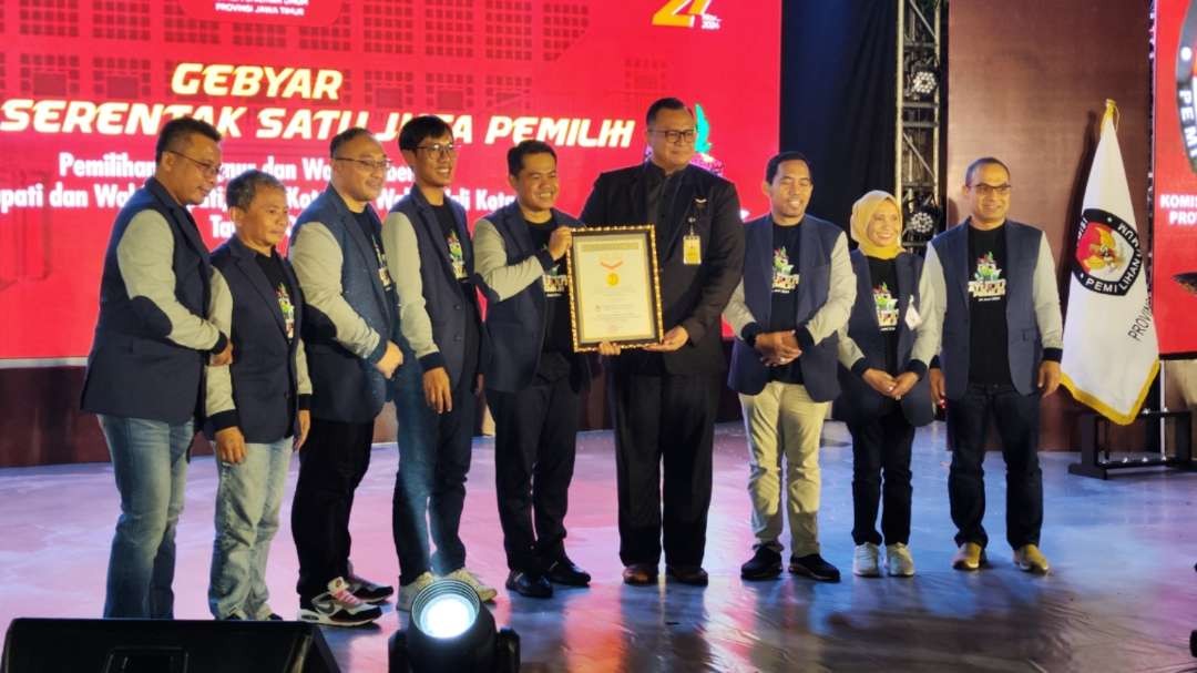 KPU Jatim menerima Rekor MURI terkait coklit mencapai 1 juta sehari. (Foto: Fariz Yarbo/Ngopibareng.id)