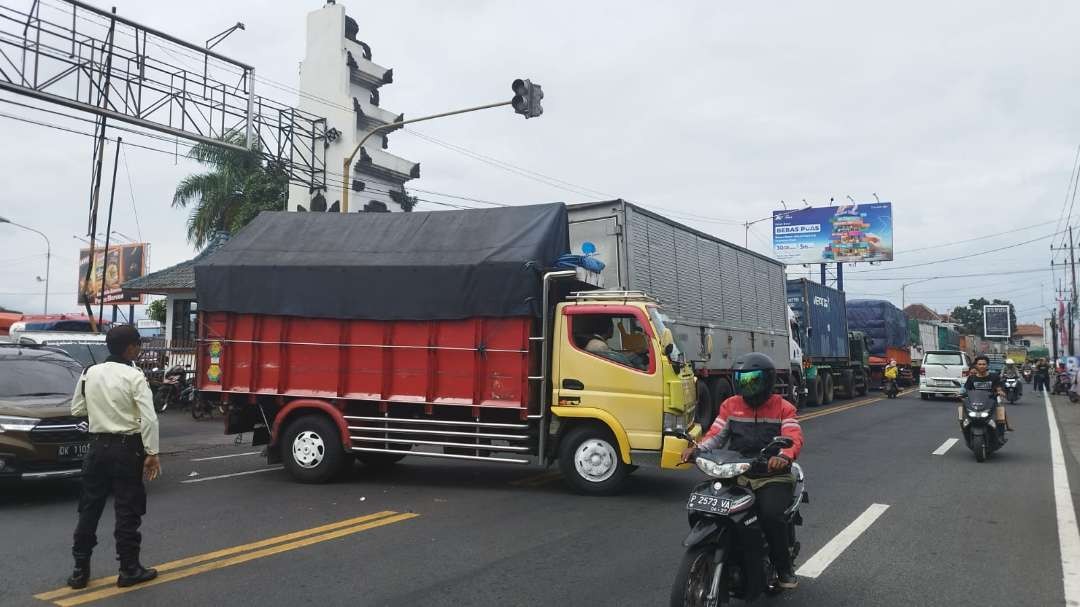 Antrean kendaraan barang di depan pelabuhan Ketapang (foto: Muh Hujaini/Ngopibareng.id)