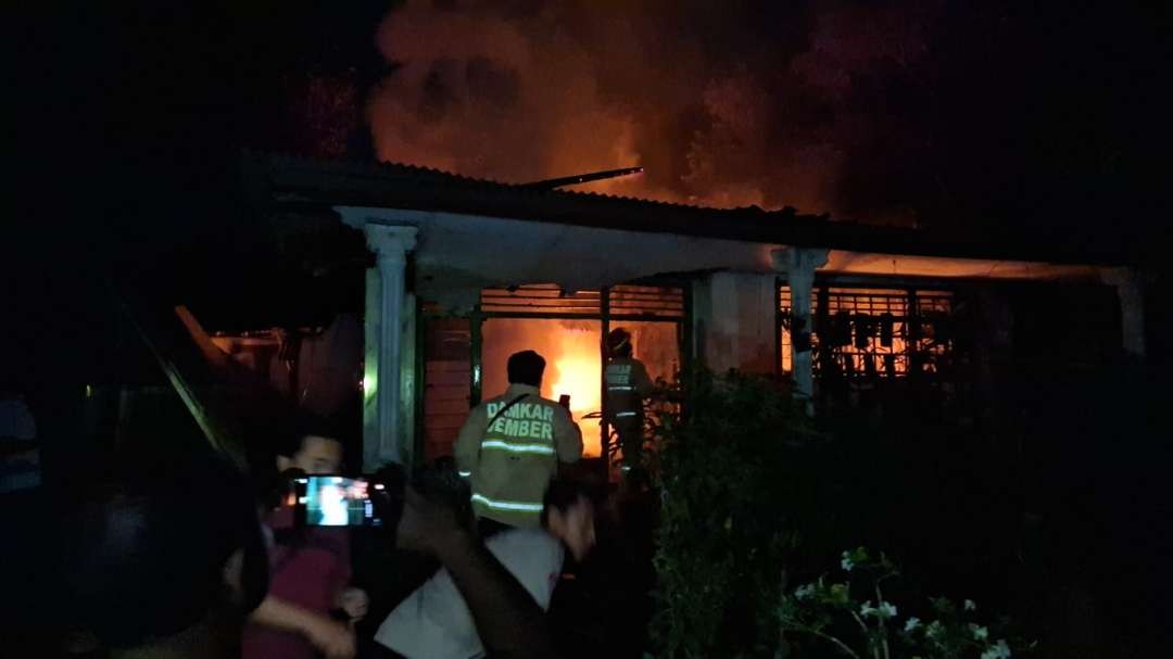 Rumah milik seorang nenek di Jember terbakar gara-gara cucunya bermain korek api (Foto: Dok Polsek Jombang)