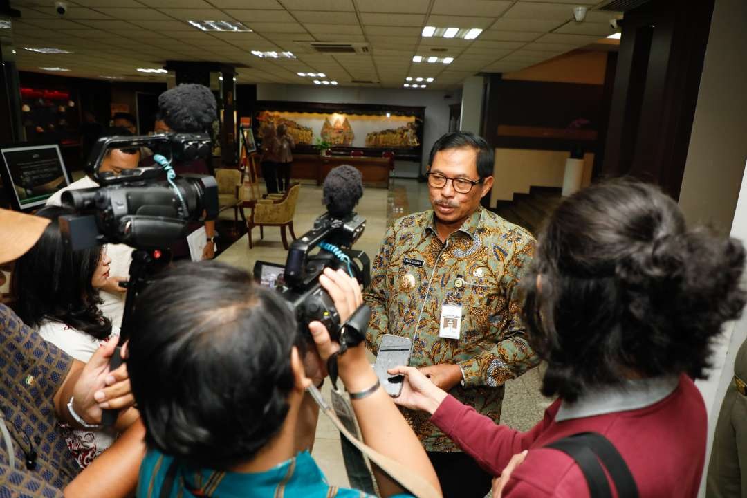 Pj Gubernur Jawa Tengah saat memberikan keterangan kepada wartawan. (Foto: Pemprov Jawa Tengah)
