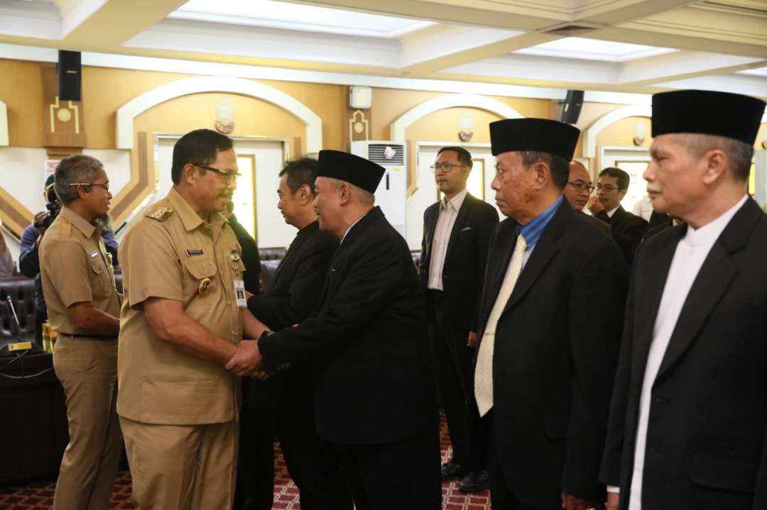 Pj Gubernur Jawa Tengah Nana Sudjana memberikan selamat kepada pengurus baru FKUB. (Foto: Pemprov Jateng)