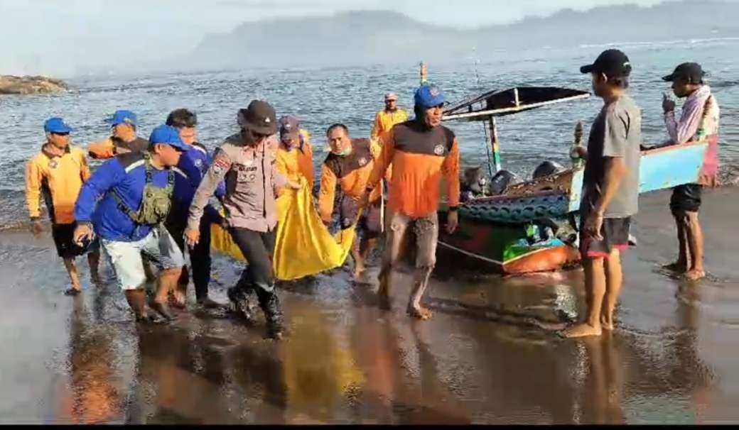 Proses evakuasi jenazah pelajar yang sempat hilang terseret ombak Pantai Payangan (Foto: Dok Polsek Ambulu)