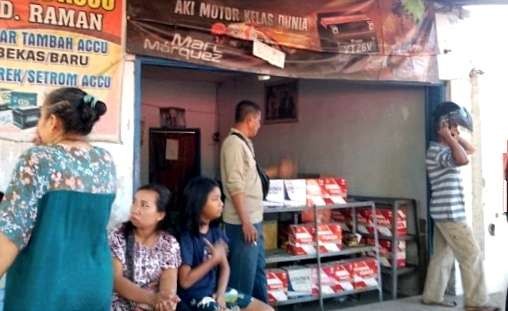 Anggota Polsek Panarukan Situbondo mendatangi toko menjual aki mobil dan truk yang dibobol pencuri.(Foto: Dok.Polsek Panarukan Situbondo)
