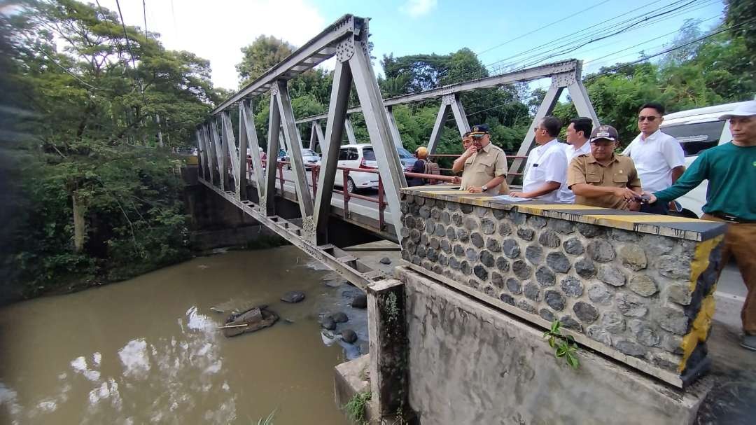 Balai Besar Pelaksanakan Jalan Nasional Jawa Timur-Bali  bersama anggota DPR Ri Sumail Abdullah mengecek lokasi jembatan  Tambong (foto: Muh Hujani/Ngopibareng.id)