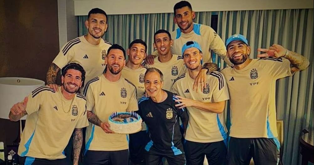 Lionel Messi merayakan ulang tahunnya yang ke-37 dengan sederhana bersama rekan satu timnya di Timnas Argentina. (Foto: Instagram/@leomessi)