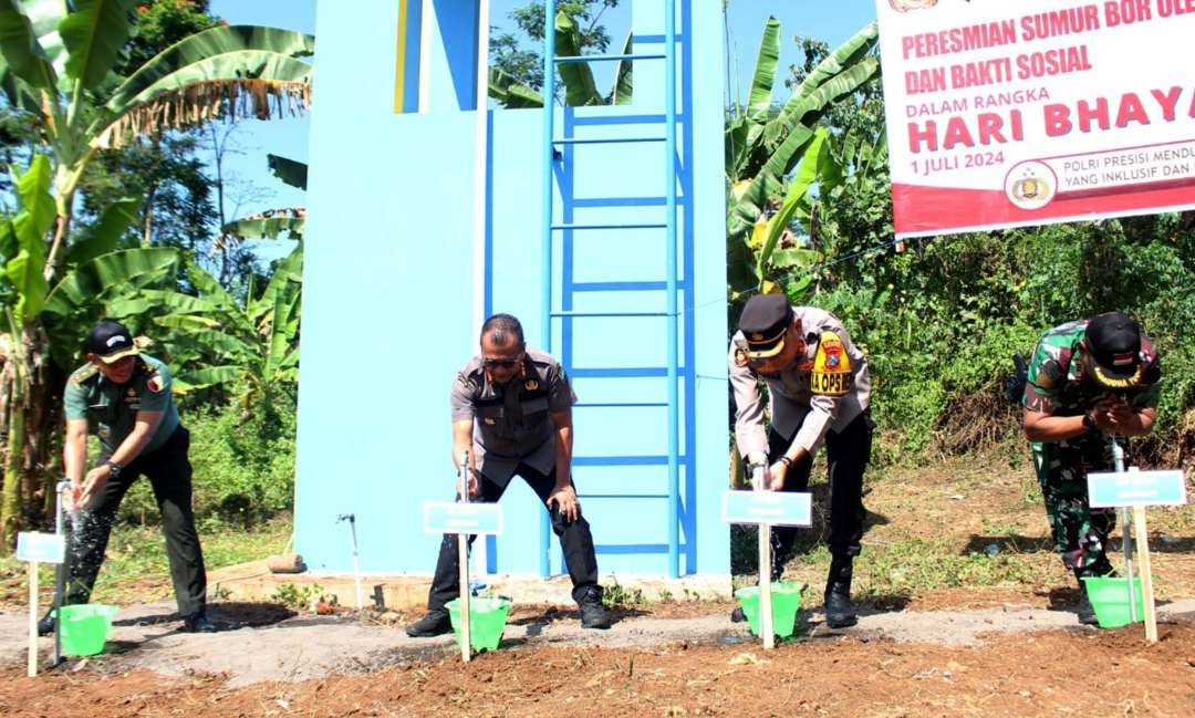 Kapolres Bondowoso AKBP Lintar Mahardhono dan Pj. Bupati Bambang Soekwanto meresmikan sumur bor di Desa Bendelan Kecamatan Binakal. (Foto: Guido/Ngopibareng.id)
