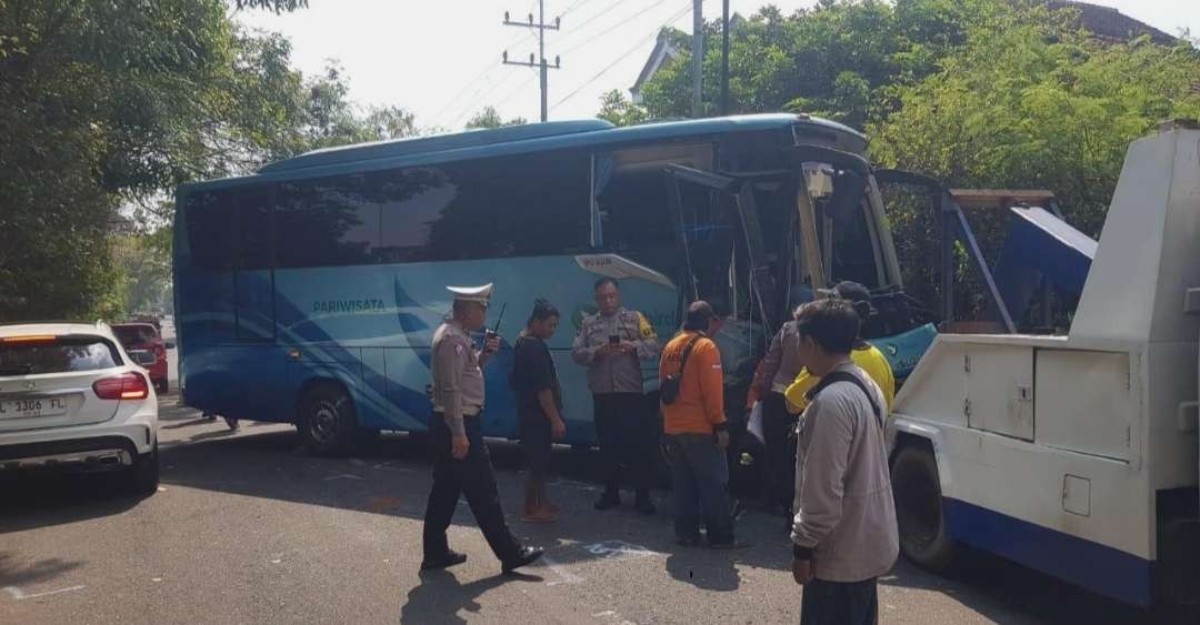 Bus bawa 30 penumpang dari Surabaya dievakuasi setelah terlibat kecelakaan di Trawas. (Foto: Dokumentasi Satlantas)