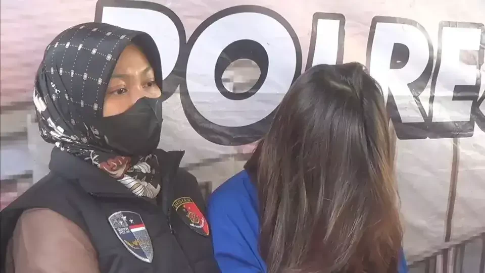 Polresta Bogor Kota, Jawa Barat, menangkap seorang selebgram perempuan berinisial CN, 19 tahun, karena mempromosikan judi online. (Foto: Ant)