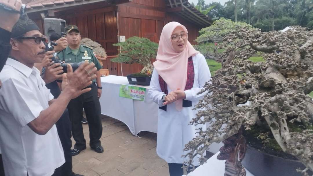 Bupati Banyuwangi Ipuk Fiestiandani melihat pameran bonsai di AWT (foto: Muh Hujaini/Ngopibareng.id)