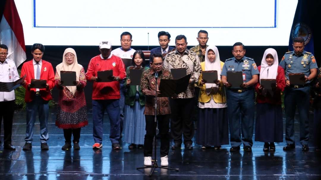 Pj Gubernur Jatim, Adhy Karyono memimpin deklarasi Jatim Bersih Narkoba pada peringatan HANI 2024 di Gedung Cak Durasim, Surabaya, Rabu 26 Juni 2024. (Foto: Fariz Yarbo/Ngopibareng.id)
