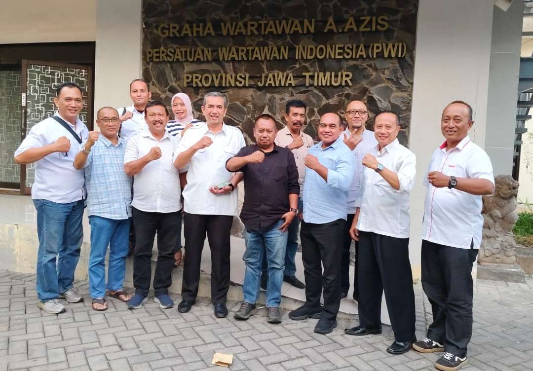 Pengurus Musyawarah Kerja Kepala Sekolah SMA Negeri Surabaya silaturahmi ke PWI Jatim. (Foto: Dok. PWI Jatim)