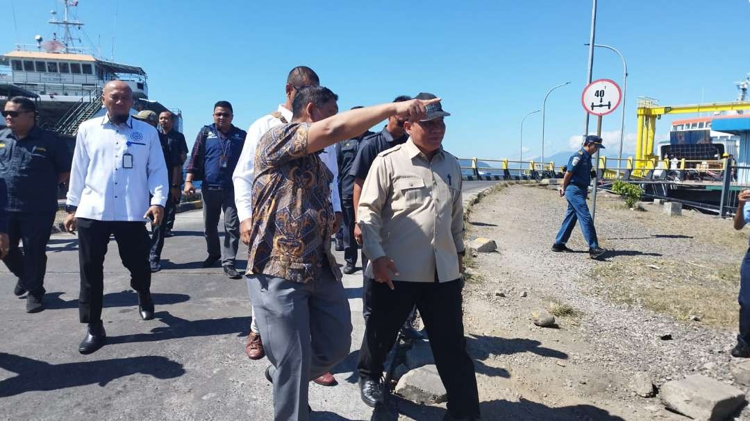 Anggota DPR RI terpilih Bambang Haryo Soekartono melihat infrastruktur Pelabuhan (Foto : Muh Hujaini/ngopibareng.id)