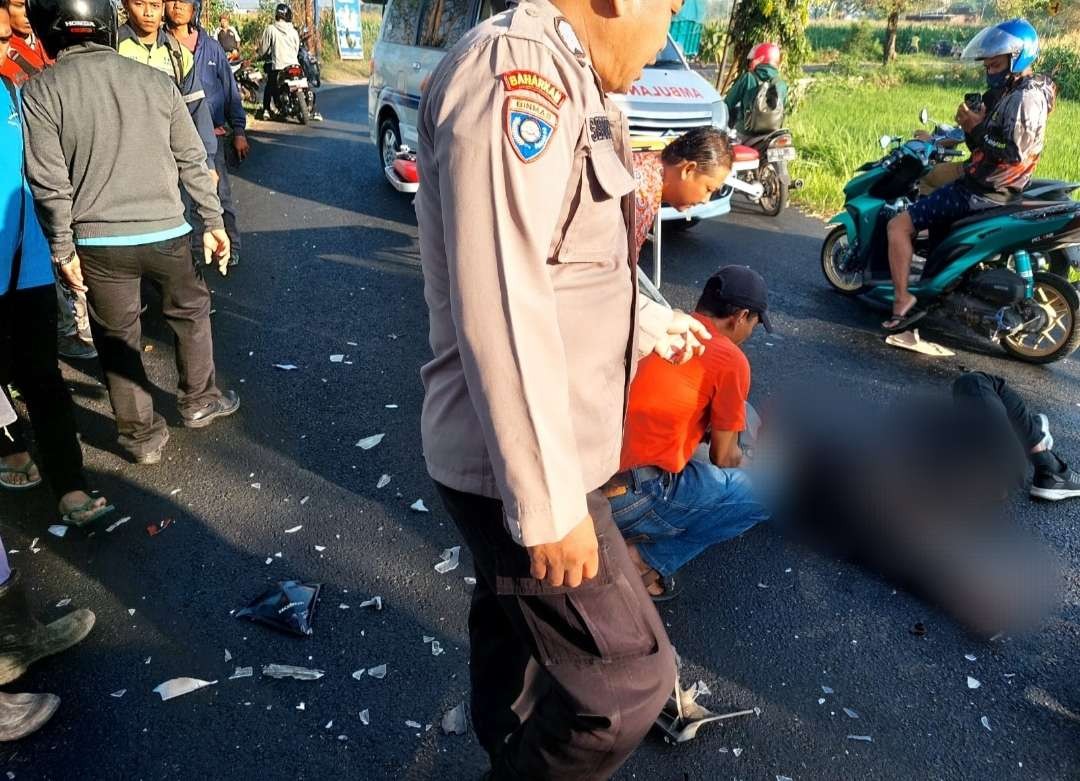 Evakuasi korban kecelakaan lalu lintas di Kecamatan Puri, Mojokerto, Jawa Timur. (Foto: Istimewa)