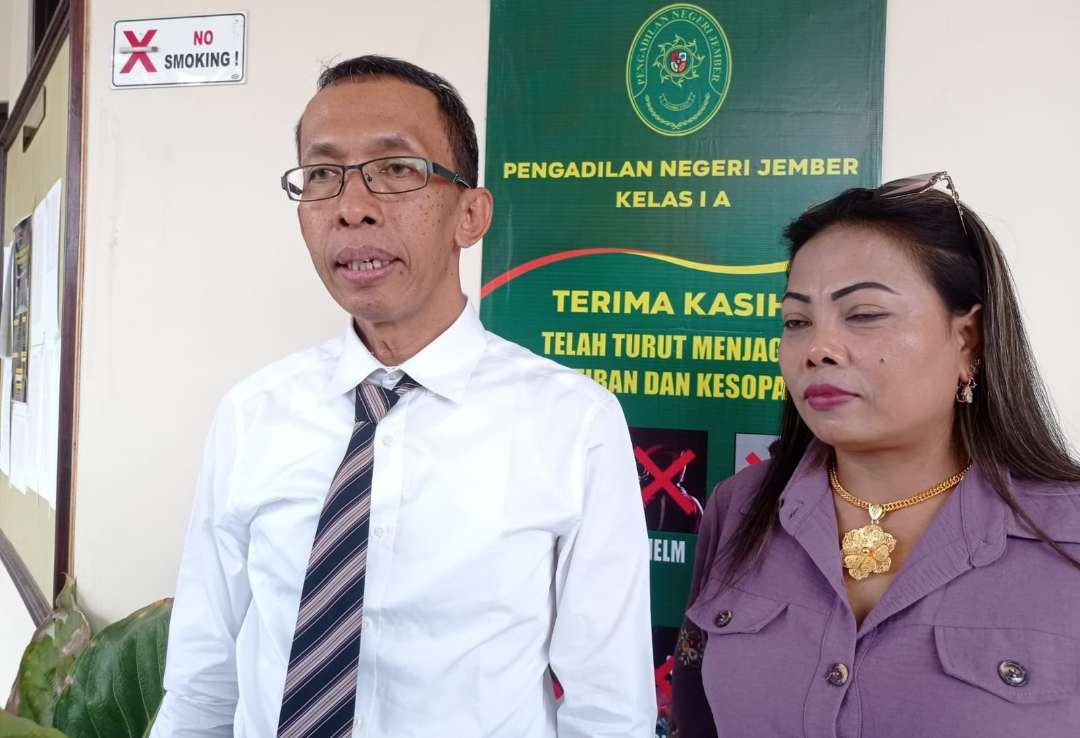 Korban penipuan dan penggelapan sekaligus tergugat, Satria didampingi kuasa hukumnya M Husni Thamrin (Foto: Rusdi/Ngopibareng.id)