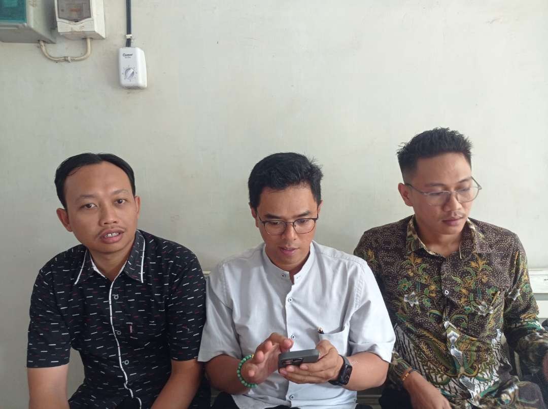 Tim kuasa hukum terdakwa Agus Wicaksono menyatakan kecewa terhadap tuntutan hukuman mati yang dibacakan jaksa (Foto: Rusdi/Ngopibareng.id)