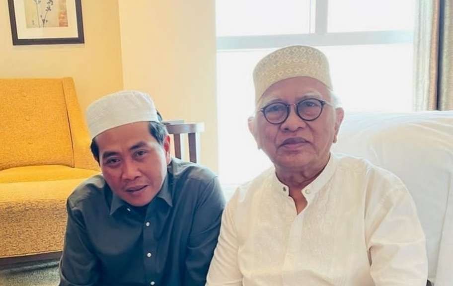 Penceramah kondang KH Anwar Zahid dari Bojonegoro, bersama KH Ahmad Mustofa Bisri dari Rembang, saat bertemu di Makkah. (Foto:dok/ngopibareng.id)