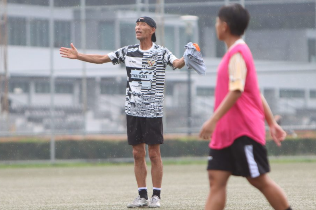 Sebanyak 27 pemain sepakbola putri menjalani pemusatan latihan di Jakarta jelang pertandingan melawan Hong Kong. Pelatih Timnas Garuda Pertiwi, Satoru Mochizuki. (Foto: ASBWI)