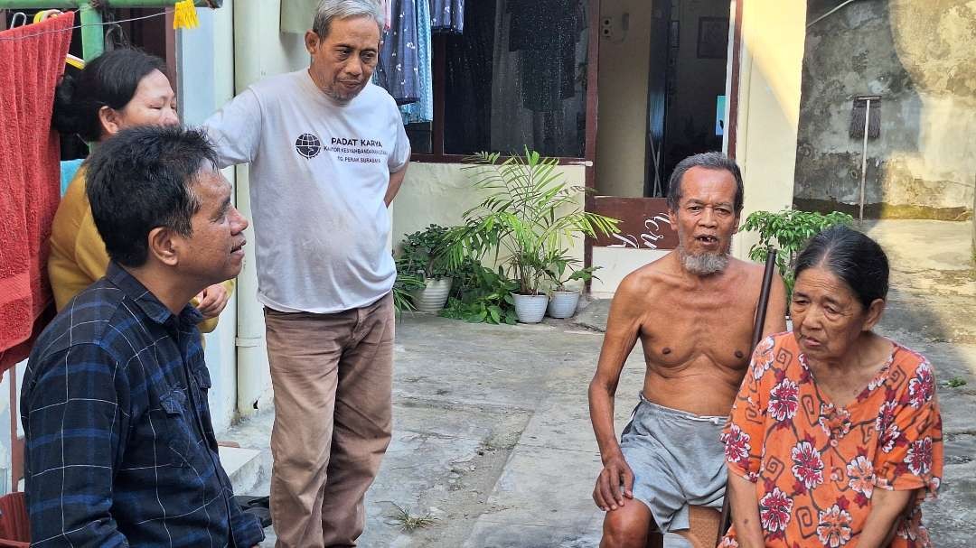 Anggota Komisi A DPRD Kota Surabaya Imam Syafii (kiri), saat berbincang dengan pasangan suami-istri lanjut usia Siti Maskiya (73) dan Nur Fajri (74), yang sudah lama tidak mendapatkan bantuan dari Pemerintah Kota Surabaya. (Foto: Julianus Palermo/Ngopibareng.id)