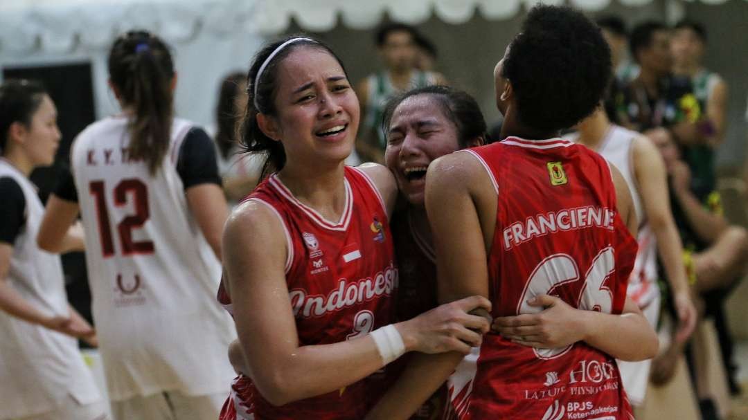 Pemain Basket 3x3 Putri Indonesia menangis haru menyambut gelar juara AUG 2024 usai mengalahkan Singapura dengan skor 21-13 di GOR Basket Unair, Surabaya, Jumat 28 Juni 2024. (Foto: Fariz Yarbo/Ngopibareng.id)