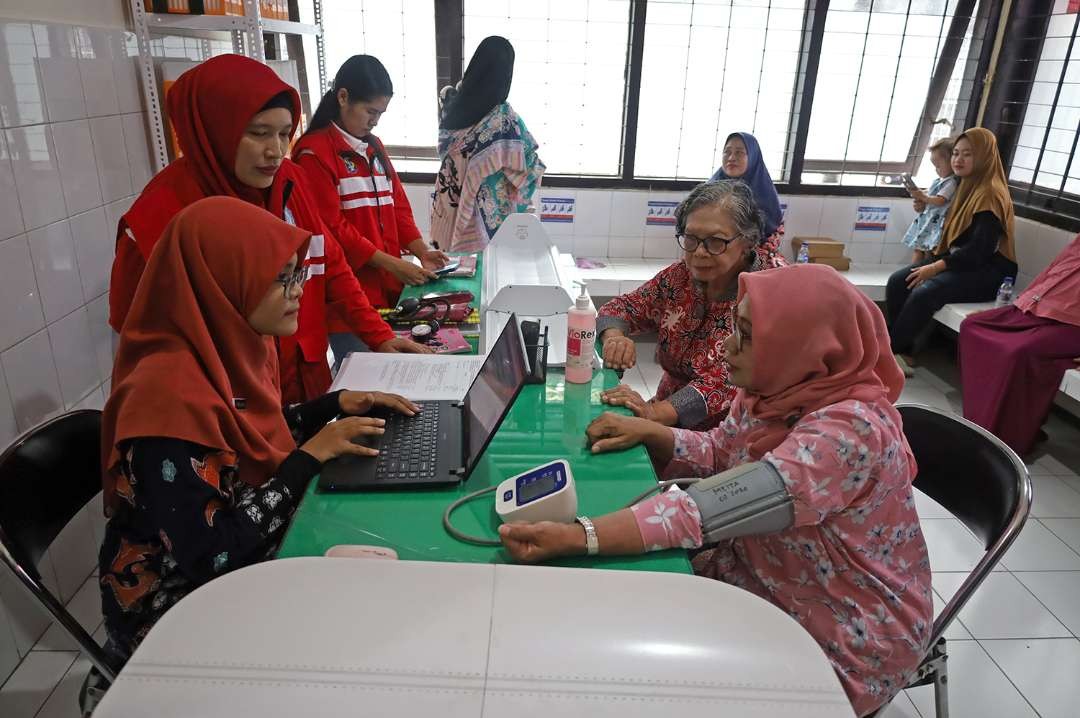 Suasana pelayanan di Pusat Kesehatan Masyarakat Pembantu (Pustu), berbasis Integrasi Layanan Primer milik Pemkot Surabaya. (Foto: Humas Pemkot Surabaya)