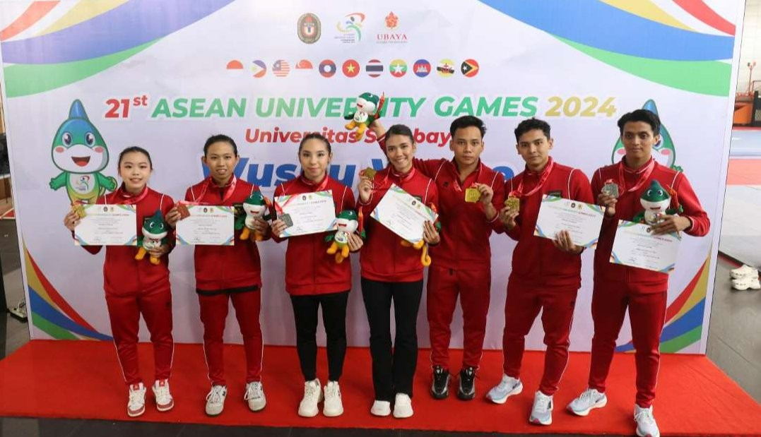 Atlet mahasiswa Indonesia menyabet tujuh medali emas cabor wushu AUG 2024. (Foto: Dok. Ubaya)