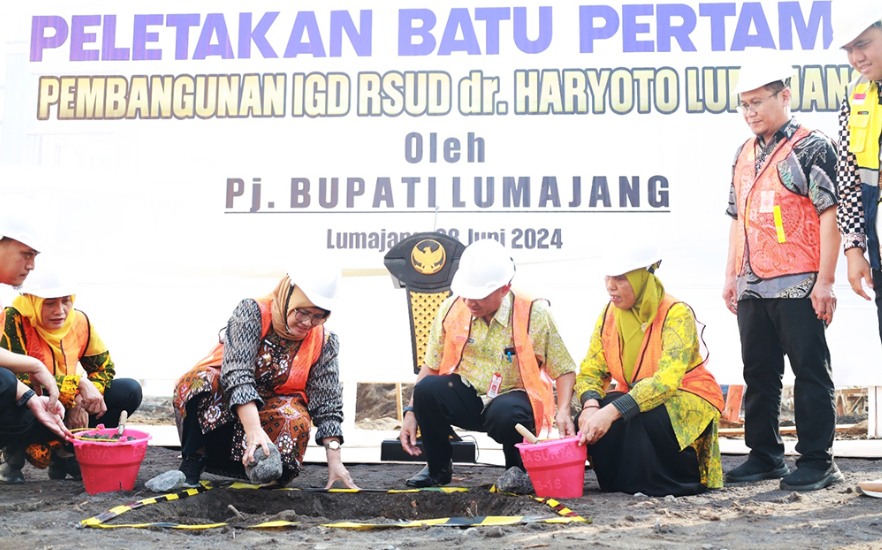 Pj Bupati Lumajang Indah Wahyuni meletakkan batu pertama pembangunan Instalasi Gawat Darurat (IGD) RSUD dr. Haryoto Lumajang, Jumat 28 Juni 2024. (Foto: Kominfo Lumajang)
