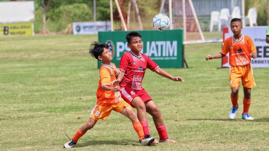 Anak-anak U-10 hingga U-12 dari SSB terafiliasi mengikuti Grassroots Tournament 2024 di Lapangan Banjarsari, Gresik, Jumat 28 Juni 2024. (Foto: Fariz Yarbo/Ngopibareng.id)