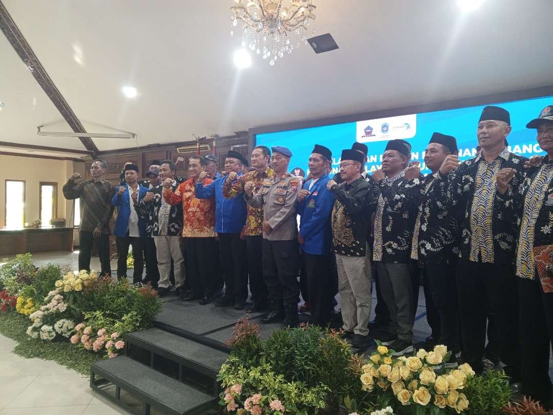 Pengurus DPC HNSI Lamongan usai dilantik foto bersama Bupati Yuhronur Efendi (Foto :Imron Rosidi/ngopi bareng.id)