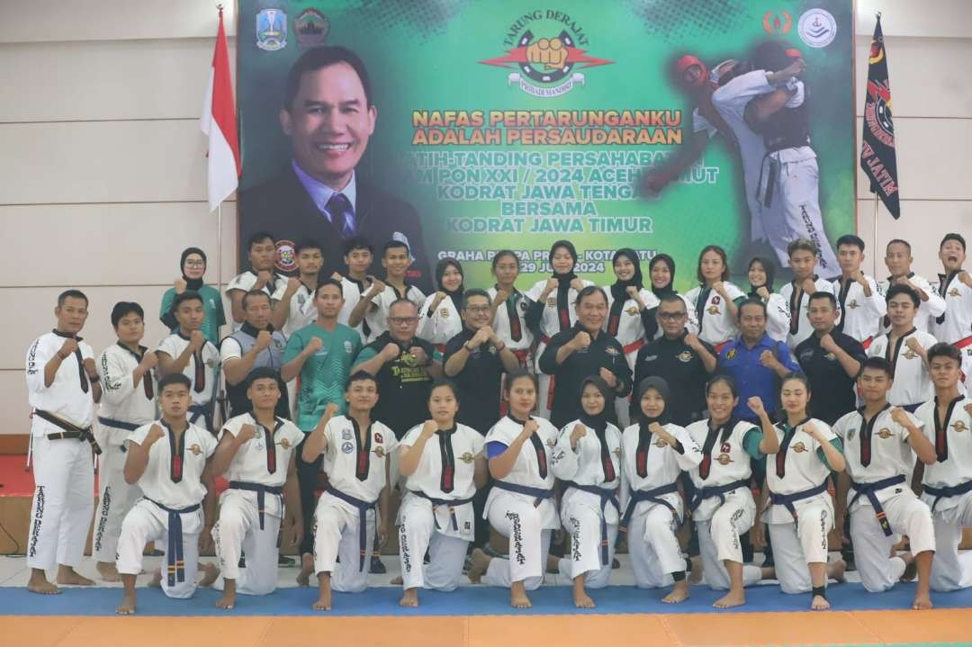 Matangkan kemampuan jelang PON Aceh-Sumut, atlet Puslatda Tarung Derajat Jatim melakukan uji coba melawan atlet Jateng. (Foto: Istimewa)