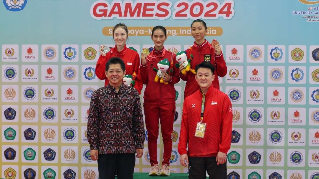 Atlet Mahasiswa Indonesia, Calista Alexandra Setiawan (tengah) menyumbang medali emas bagi Indonesia di ajang AUG 2024 di Ubaya Sport Center, Surabaya, Sabtu 29 Juni 2024. (Foto: Fariz Yarbo/Ngopibareng.id)