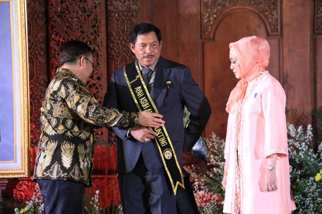 Pj Gubernur Jawa Tengah, Nana Sudjana mendapat penghargaan anugerah Dharma Karya Kencana dari BKKBN. (Foto: Pemprov Jateng)