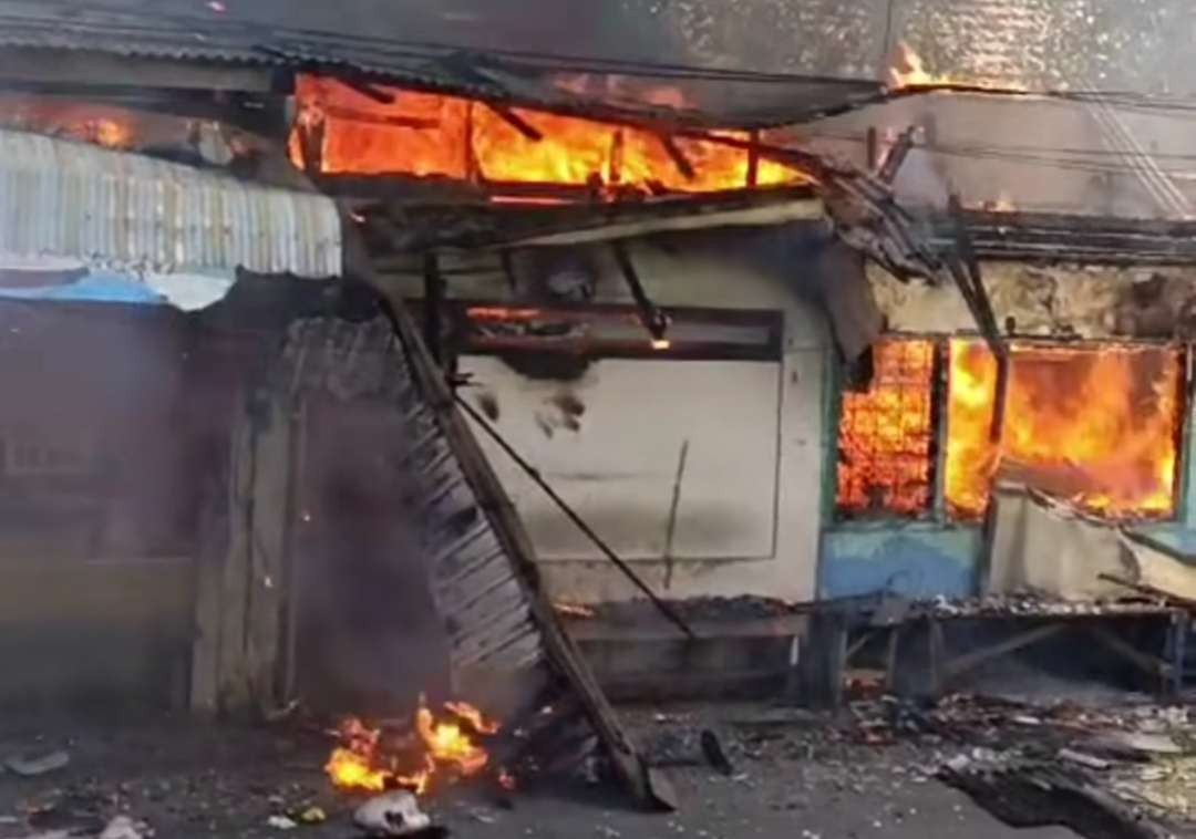 Kebakaran toko roti dan tempat jahit di Jalan Tambak Dukuh Gang I Surabaya, Sabtu 29 Juni 2024 pukul 11.00 WIB. (Foto: Command Center 112)