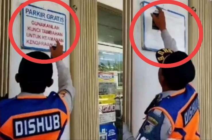 Oknum petugas Dishub menghapus tulisan "parkir gratis" di salah satu minimarket. (Foto: Istimewa)