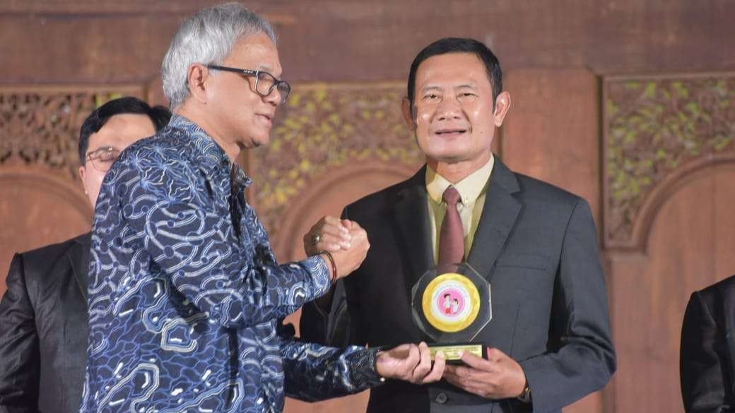 Bupati Lamongan, Yuhronur Efendi menerima penghargaan Bangga Kencana dan Percepatan Penurunan Stunting Tahun 2024. (Foto: Istimewa)