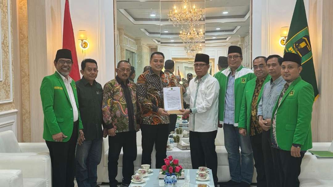 Pasangan petahana Walikota dan Wakil Walikota Surabaya, Eri Cahyadi dan Armuji saat menerima rekomendasi dari DPP PPP untuk maju dalam Pilwali Surabaya 2024. (Foto: Istimewa)