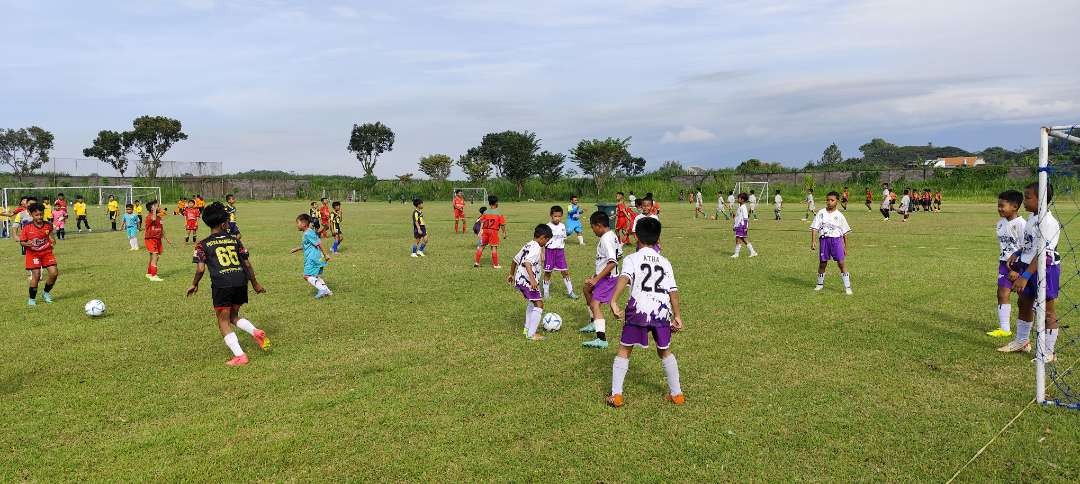 Pondok Pesantren Wali Barokah Kediri ikut berkontribusi sukseskan program FIFA  dalam pembinaan sepak bola usia dini. (Fendi Lesmana/ngopibareng.id)