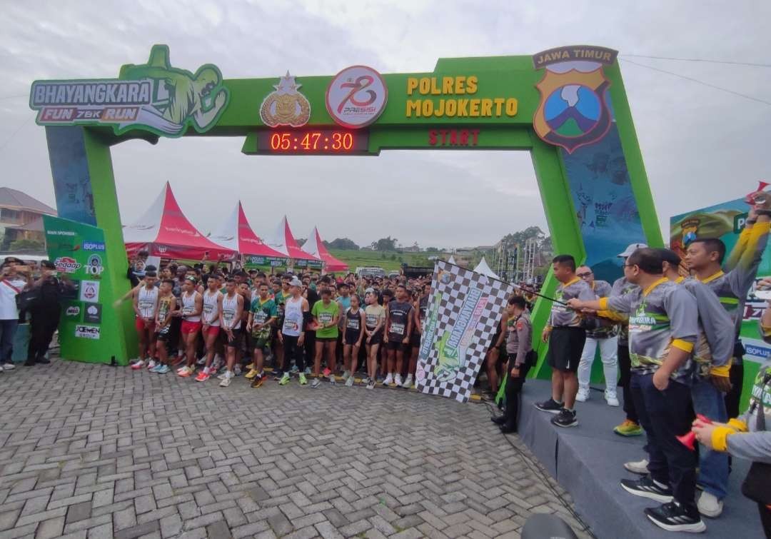 Pemberangkatan peserta Bhayangkara Fun Run 2024. (Foto: Deni Lukmantara/Ngopibareng.id)