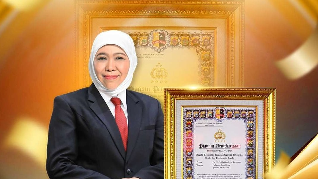 Gubernur Jawa Timur periode 2019-2024 Khofifah Indar Parawansa meraih penghargaan dari Kapolri, Senin 1 Juli 2024. (Foto: Istimewa)