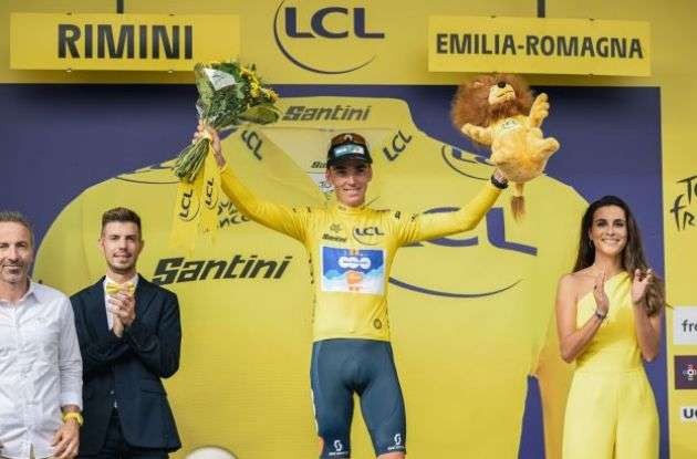 Romain Bardet (DSM-Firmenich PostNL)  berhasil meraih yellow jersey di etape pertama Tour de France 2024. (Foto: Istimewa)