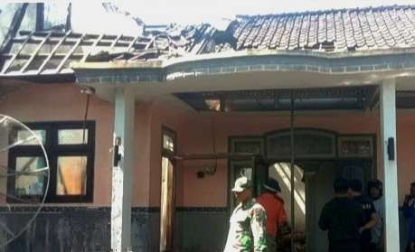 Atap rumah warga Bondowoso rusak setelah dilalap si jago merah. (Foto: Guido/Ngopibareng.id)