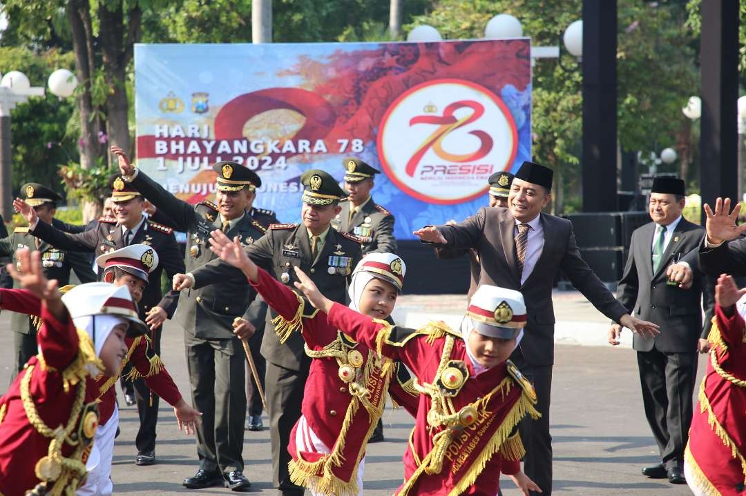 Walikota Surabaya Eri Cahyadi beserta jajaran Polrestabes Surabaya saat mengikuti acara peringatan HUT Bhayangkara ke-78, yang digelar Taman Surya Balaikota Surabaya, Senin 1 Juli 2024. (Foto: Humas Pemkot Surabaya)