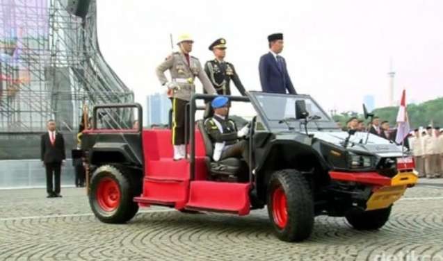 Presiden Jokowi selaku Irup Peringatan Hari Bhayangkara   meriksa pasukan dengan naik jip All Terrain Assault Vehicle (ATAV) bikinan PT Pindad untuk.   didampingi Kapilri Jendral Polisi Listyo Sigit Prabowo   ( foto; Setprds)