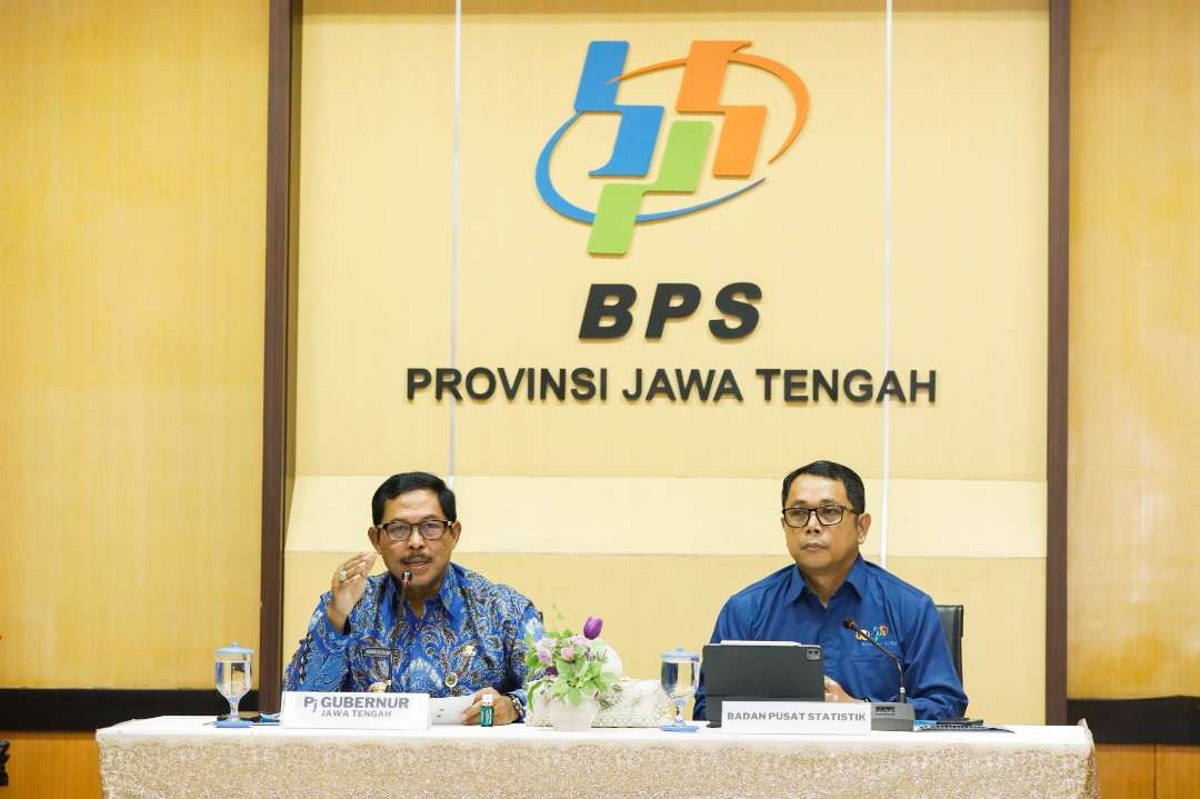 Pj Gubernur Jawa Tengah, Nana Sudjana bersama Kepala BPS Provinsi Jawa Tengah,  Dadang Hardiwan Kantor BPS Jateng, Senin, 1 Juli 2024. (Foto: Pemprov Jawa Tengah)