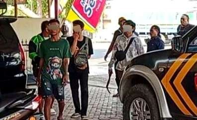 Tiga pemuda pelaku pengeroyokan dan pembacokan terhadap penjual bakso keliling di Situbondo ditangkap polisi.(Foto: Dok.Satreskrim Polres Situbondo)